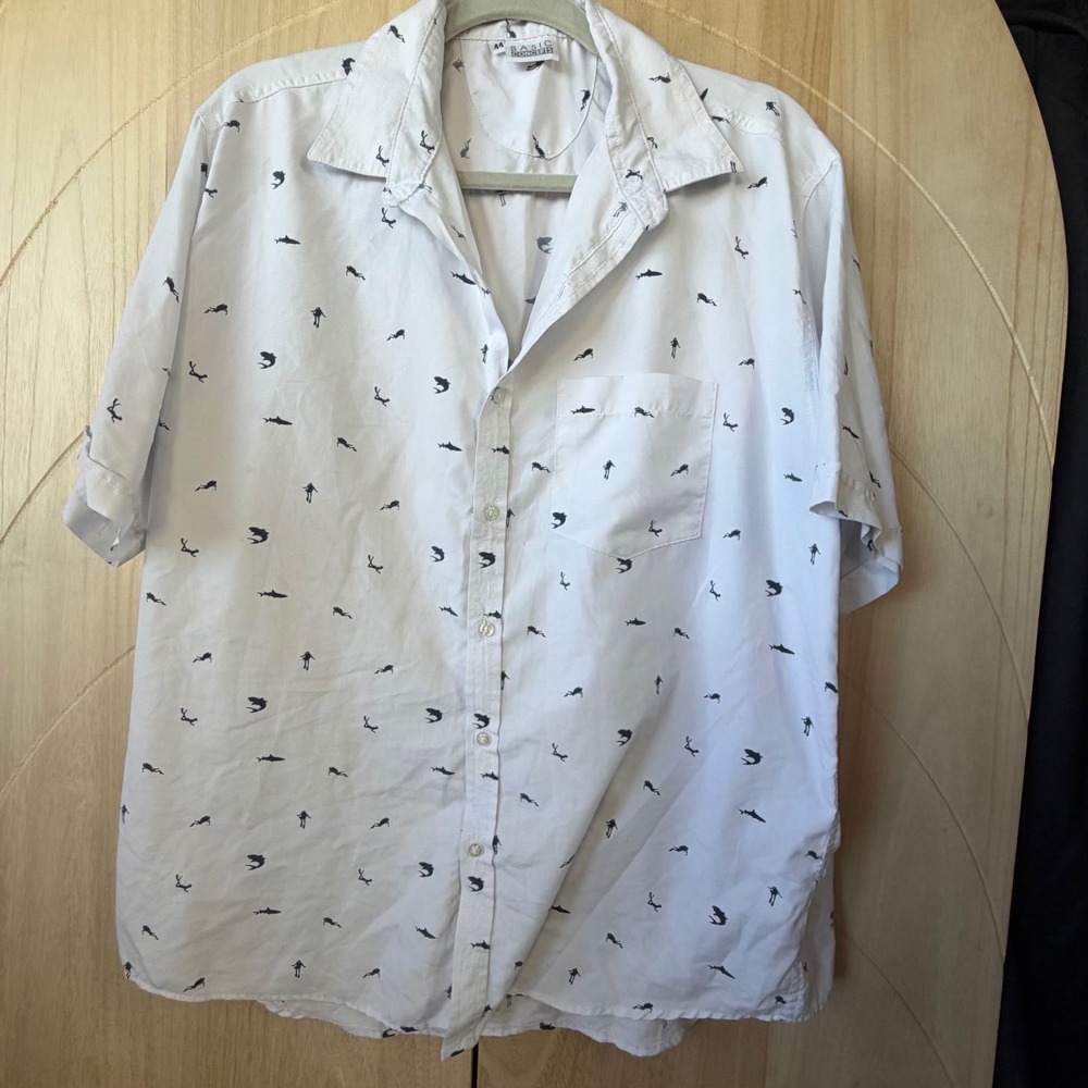 Basic Concepts Button Down Mens 44 White Scuba Diver Shark Print Short Sleeve